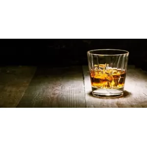 “dram”是威士忌的一种量度，您可以在当地的休息室说“请给我一杯 dram”。